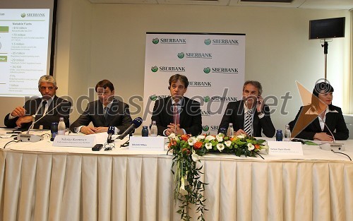 Friedhem Boschert, predsednik uprave Volksbank International,
Nikolay Kuznetsov, vodja mednarodnega poslovanja Sberbank, Valentin Mihov, direktor za strategijo in korporativni razvoj Sberbank, Gašpar Ogris Martič, predsednik uprave Volksbank Slovenija, mag. Andreja Jernejčič