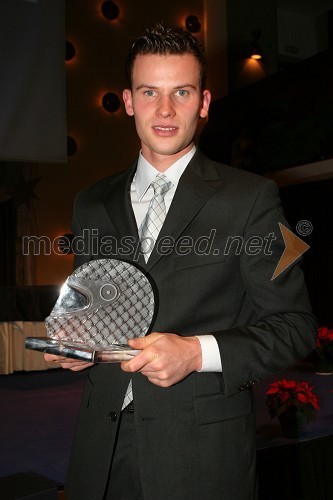 Speedwayist Matej Žagar s kristalno čelado, za peti zaporedni naslov državnega prvaka.