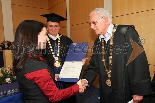 Dr. Ana Drmota Petrič, Fakulteta za kemijo in kemijsko tehnologijo UM, prof. dr. Danijel Rebolj, rektor Univerze v Mariboru in prof. dr. Miha Drofenik, Fakulteta za kemijo in kemijsko tehnologijo Univerze v Mariboru