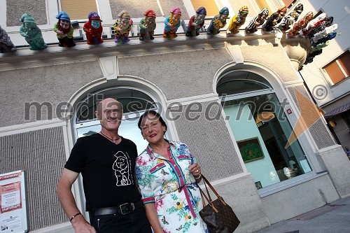 Emil Šarkanj, lastnik galerije Hest in Dunja Bezjak

 
