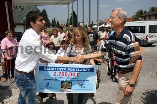 Bor Greiner, odgovorni urednik Radia City, Lidija Šestak Zorič, predsednica društva Sonček, Taras Poljanec, direktor podjetja Sončna pot