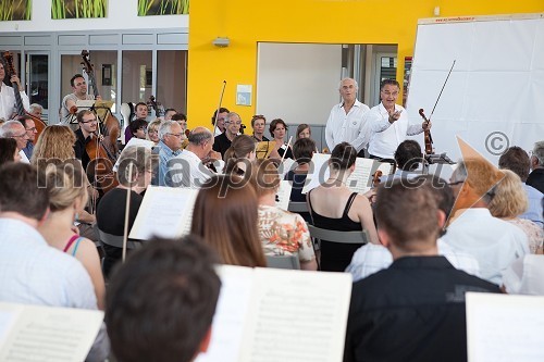 Franc Avsenek, dirigent Camerata Labacensis, Miha Pogačnik, violinist in Kulturni ambasador Republike Slovenije, orkester Camerata Labacensis in obiskovalci	 
