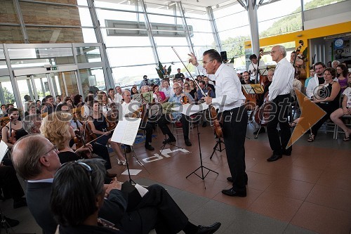 Miha Pogačnik, violinist in Kulturni ambasador Republike Slovenije, Franc Avsenek, dirigent Camerata Labacensis, orkester Camerata Labacensis in obiskovalci