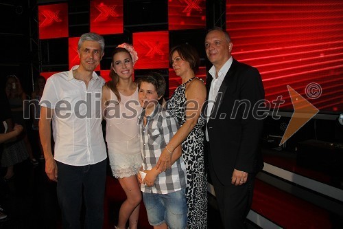 Demetra Malalan, zmagovalka šova X factor s staršema in bratom ter Damjan Damjanovič, član žirije