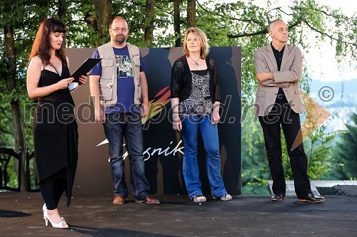 Katja Šulc, voditeljica podelitve z nominiranci: Andrej E. Skubic, Lucija Stepančič in Zdenko Kodrič, pisatelji