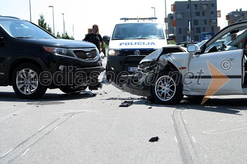 Prometna nesreča, avtomobilska razbitina, policija, policijski kombi