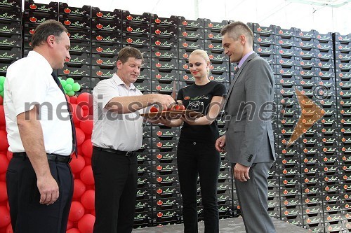 Slavko Režonja, župan občine Turnišče, Franci Bogovič, minister za kmetijstvo in okolje, Polona Golob, hostesa ter Dejan Šumak, direktor podjetja Paradajz d.o.o.