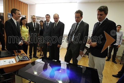 ..., Nina Zagoranski, Urban Lapajne, Tovarna podjemov, mag. Matej Rus, Tovarna podjemov, Janez Janša, predsednik vlade RS, dr. Žiga Turk, minister za izobraževanje, znanost, kulturo in šport, Tomaž Kancler, podžupan MOM