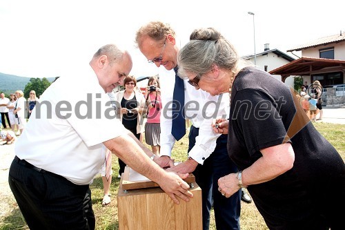 Jože Levstek, župan občine Ribnica, Janez Škrabec, direktor podjetja Riko d.o.o. in Jelka Reichman, ilustratorka ter botra vrtca