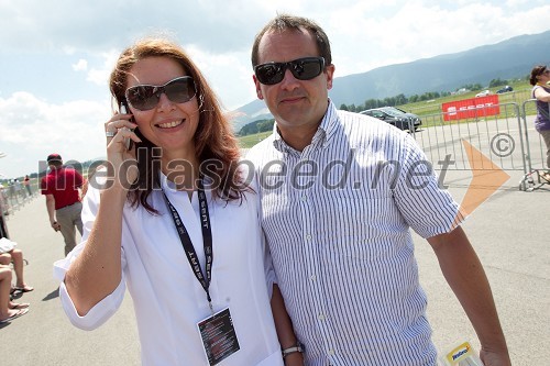 Simona Mavsar, direktorica znamke Seat in Peter Podlunšek, akrobatski pilot