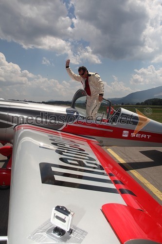 Peter Podlunšek, akrobatski pilot