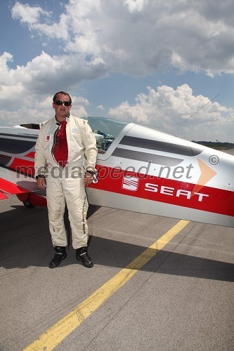 Peter Podlunšek, akrobatski pilot