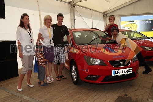 Simona Mavsar, direktorica znamke Seat in ..., dobitnica avtomobila s sinom, Boštjan Romih, voditelj, Denis Avdič, moderator in Sašo Đukić kot Mama Manka