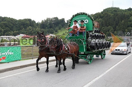 Tradicionalna vožnja vozu s sodi piva