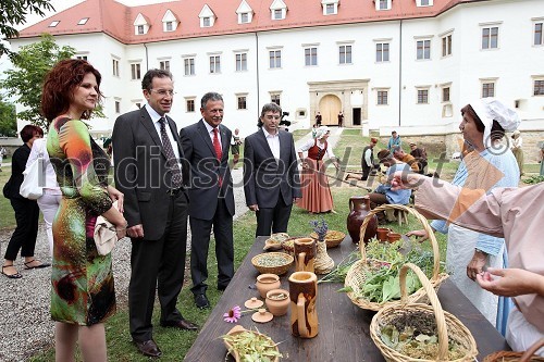 Norma Bale, direktorica Kultprotur, dr. Žiga Turk, minister za izobraževanje, znanost, kulturo in šport, Anton Kampuš, župan Gornje Radgone, ...