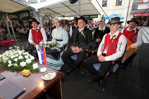 Klavdija Dernovšek, nevesta in Andrej Kozmus, ženin s pričama