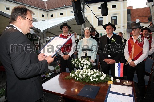 Franc Zdolšek, župan občine Laško, Klavdija Dernovšek, nevesta in Andrej Kozmus, ženin s pričama