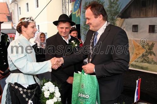 		
 	Klavdija Dernovšek, nevesta, Andrej Kozmus, ženin in Franc Zdolšek, župan občine Laško