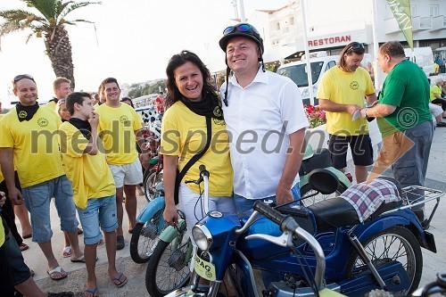 Članica kluba ljubiteljev starih vozil MOPED in Franc Kangler, župan Mestne občine Maribor