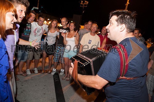 Obiskovalci in Jani Brancelj, pevec Show banda Klobuk