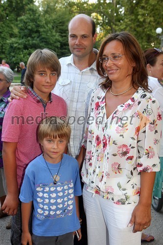 Jure Fišer, Suzana Žilič Fišer, generalna direktorica Zavoda Maribor 2012 - EPK z družino