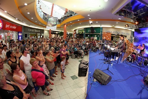 Obiskovalci in Petar Grašo, hrvaški pevec z bandom