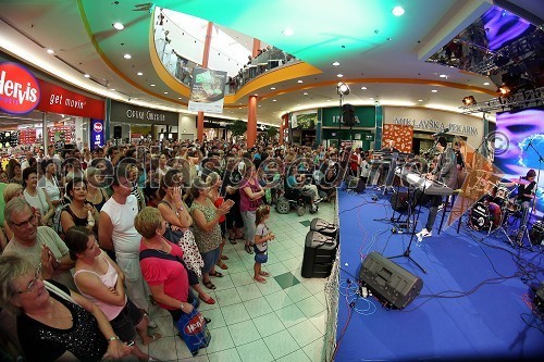 Obiskovalci in Petar Grašo, hrvaški pevec z bandom