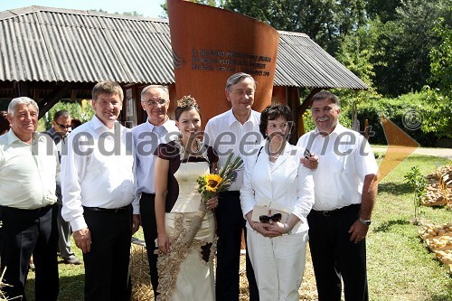 ..., Franci Bogovič, minister za kmetijstvo, Janez Erjavec, direktor Pomurskega sejma, Martina Baškovič, Vinska kraljica Slovenije 2012,  dr. Danilo Türk, predsednik Republike Slovenije, njegova soproga Barbara Miklič Türk in ...