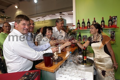 	Franci Bogovič, minister za kmetijstvo, Janez Erjavec, direktor Pomurskega sejma, Barbara Miklič Türk, njen mož dr. Danilo Türk, predsednik Republike Slovenije in Martina Baškovič, Vinska kraljica Slovenije 2012