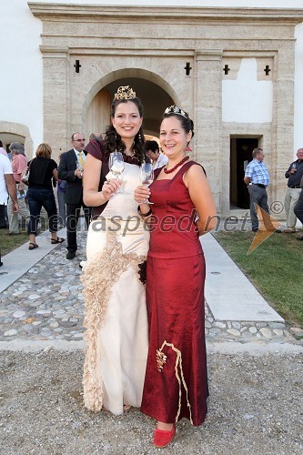 Martina Baškovič, Vinska kraljica Slovenije 2012 in Jerneja Jančar, vinska kraljica Radgonsko - Kapelskih goric