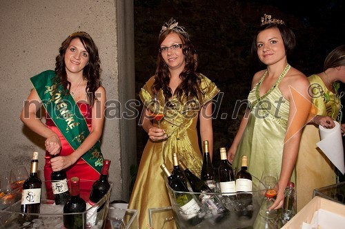 Tina Lakoseljac, vinska kraljica Slovenske Istre 2011, Monika Rebernišek, 4. ptujska vinska kraljica in Tina Rajh, 2. cerkvenjaška vinska kraljica