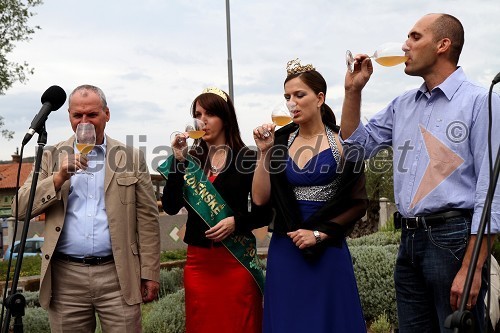 Nevijo Pucer, direktor Vinakoper, Tina Lakošeljac, vinska kraljica Slovenske Istre, Martina Baškovič, Slovenska vinska kraljica in Boštjan Zidar, enolog