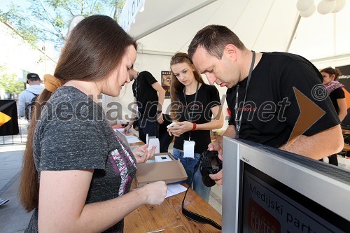 Udeleženka fotomaratona in Borut Cvetko, organizator in direktor Mediaspeed