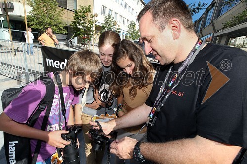 Borut Cvetko, organizator in direktor podjetja Mediaspeed in udeleženci fotomaratona