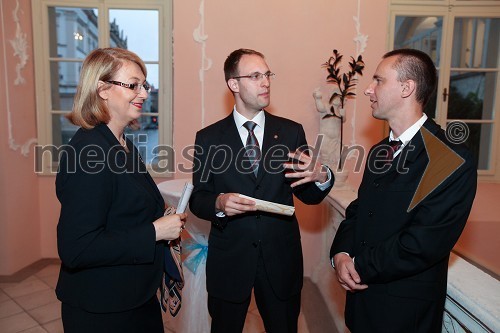 Mirjana Koren, direktorica Pokrajinskega muzeja Maribor, Erwin Niederberger, pripadnik papeževe švicarske garde in  	Oskar Habjanič, Pokrajinski muzej Maribor