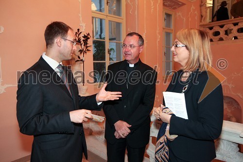 Erwin Niederberger, pripadnik papeževe švicarske garde, dr. Marjan Turnšek, mariborski nadškof in Mirjana Koren, direktorica Pokrajinskega muzeja Maribor