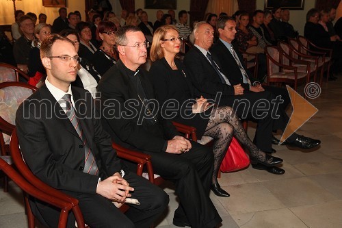 Erwin Niederberger, pripadnik papeževe švicarske garde, dr. Marjan Turnšek, mariborski nadškof, Mirjana Koren, direktorica Pokrajinskega muzeja Maribor, Janez Ujčič, državni sekretar v kabinetu predsednika Vlade RS in Tomaž Kancler, podžupan MOM