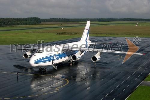 Rusko tovorno letalo Antonov AN124-100