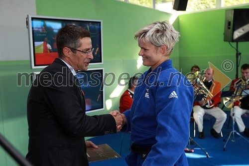 Mag. Boris Novak, generalni direktor Pošte Slovenije in Urška Žolnir, judoistka