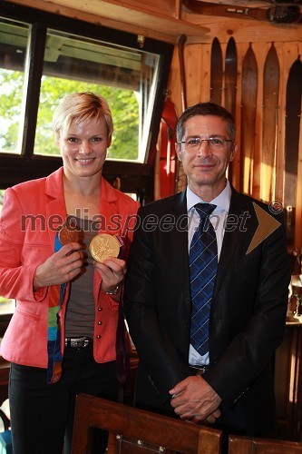 Urška Žolnir, judoistka, mag. Boris Novak, generalni direktor Pošte Slovenije