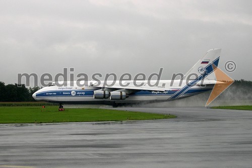 Rusko tovorno letalo Antonov AN124-100