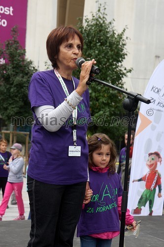 Andreja Kračun, predsednica dobrodelnega združenja Koraki za korakce in vnukinja Lara