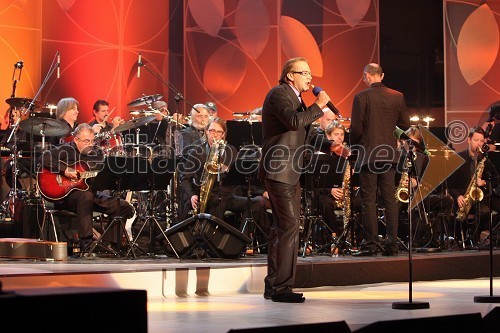 Jure Ivanušič, igralec, glasbenik in povezovalec prireditve ter Big band RTV Slovenija