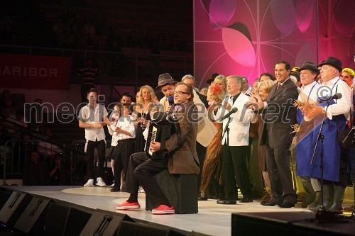 Nastopajoči na 50. Festivalu narečnih popevk 2012 in Jure Ivanušič, igralec, glasbenik in povezovalec prireditve