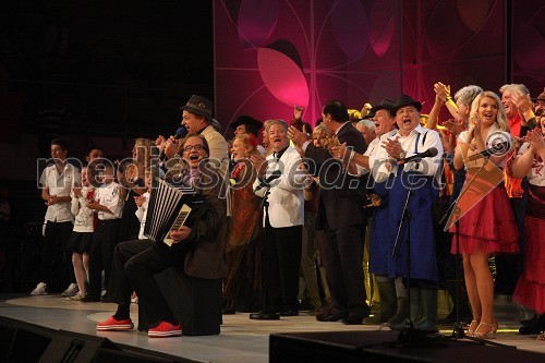 Nastopajoči na 50. Festivalu narečnih popevk 2012 in Jure Ivanušič, igralec, glasbenik in povezovalec prireditve