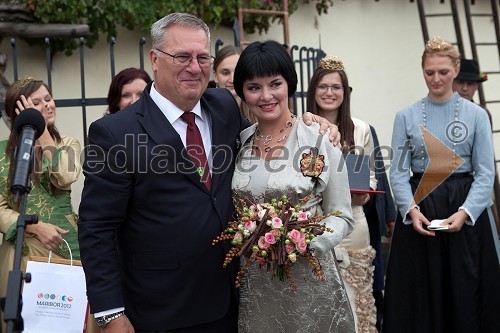 Milan Razdevšek, direktor Zavoda za turizem Maribo, Ksenja Arbeiter, nekdanja mariborska vinska kraljica