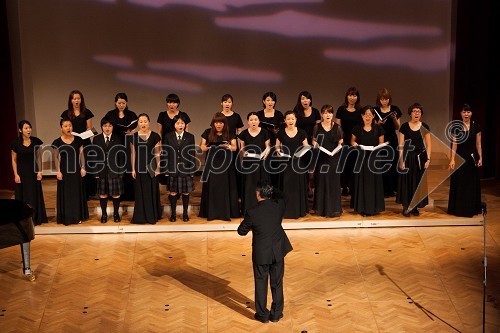 Japonski Mešani pevski zbor kulturnega oddelka srednje šole Kawaguchi.