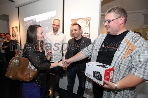 Ana Kapš, zmagovalka Fotomaratona, Mitja Sagaj, Borut Cvetko, organizatorja Fotomaratona, Gregor Grosman, organizator Fotomaratona