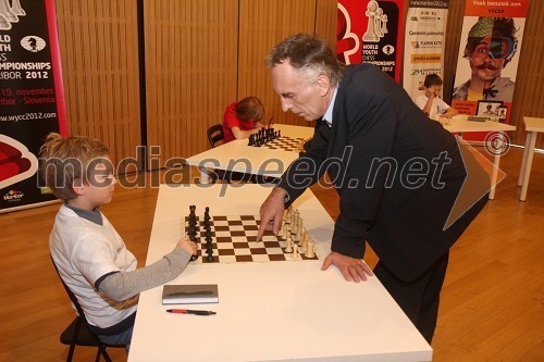 Adam Janko Koležnik, mladi šahist ter Jonas Žnidaršič, igralec in povezovalec dogodka 	 
