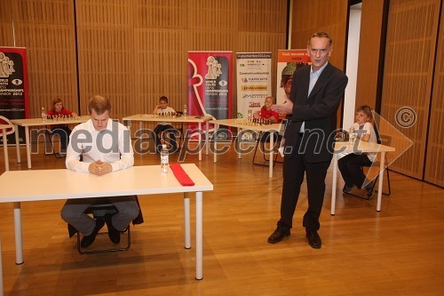 Luka Lenič, najboljši slovenski šahist ter Jonas Žnidaršič, igralec in povezovalec dogodka